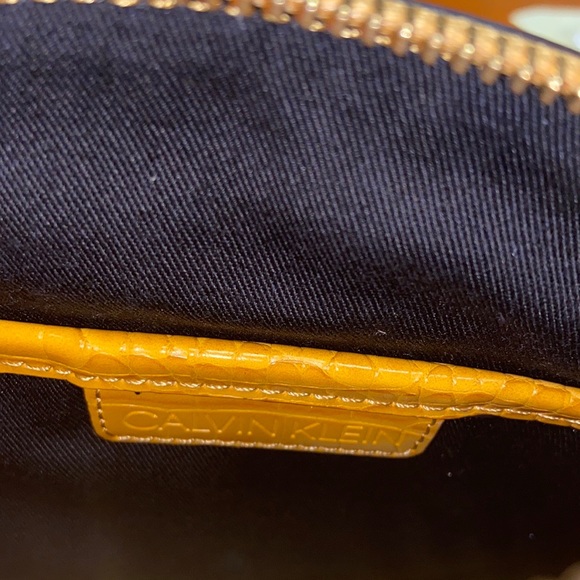 NWT🌼Calvin Klein Lock Embossed Crossbody Bucket - Picture 11 of 16